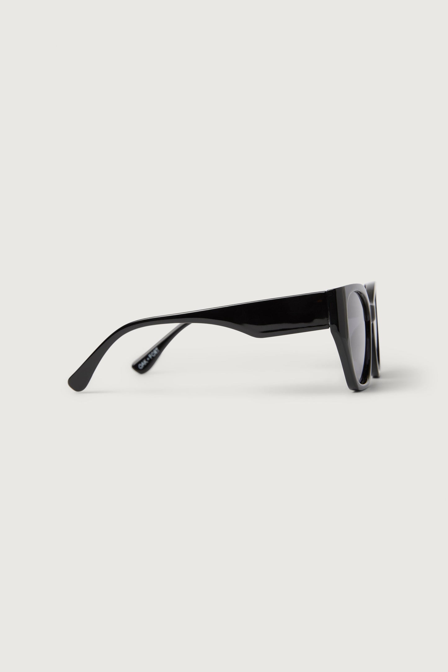 LARGE CAT EYE SUNGLASSES