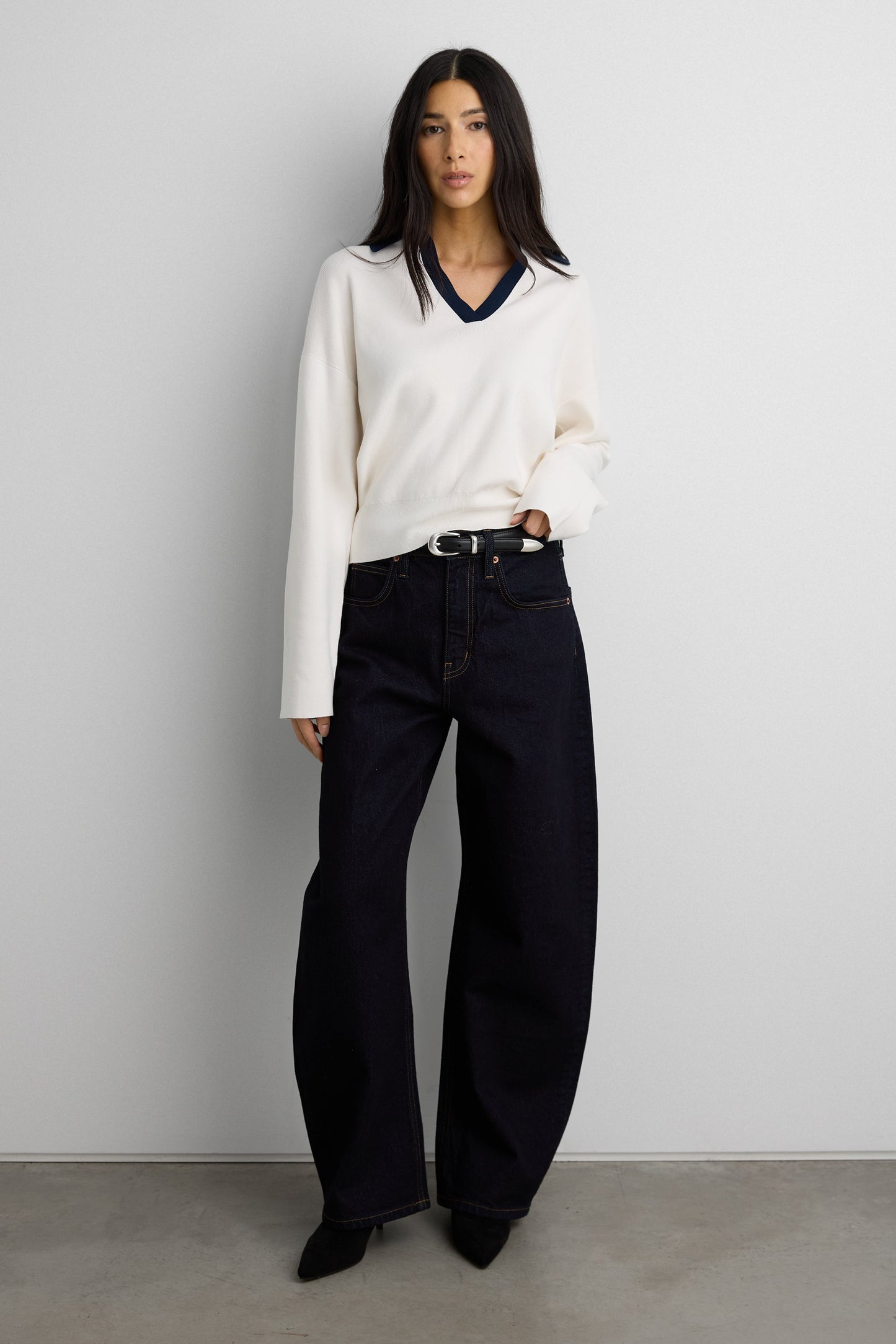 CONTRAST COLLARED SWEATER