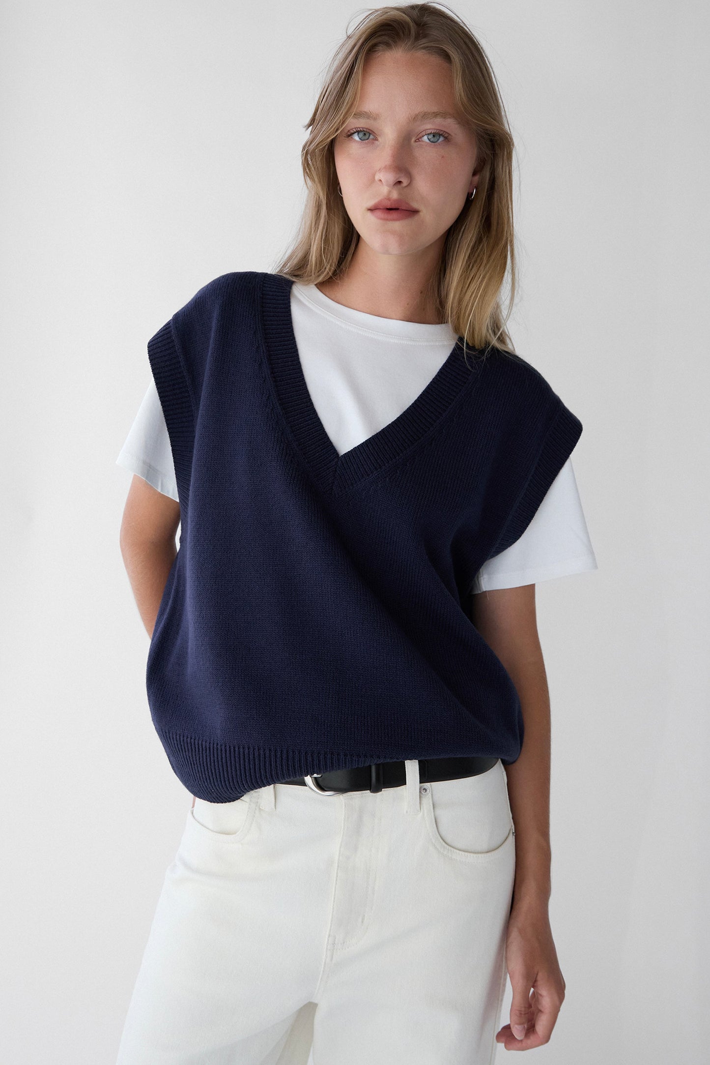 V-NECK SWEATER VEST
